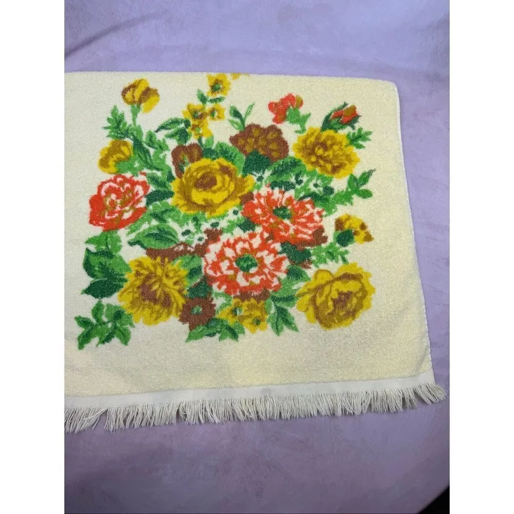 Vintage Flower Power Bath Towel 1970s Yellow 21x40”